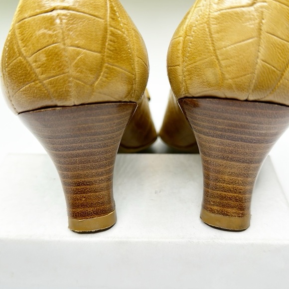 Vintage Stuart Weitzman Embossed Leather Pumps (8) - Picture 6 of 10